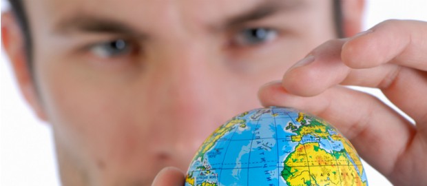homem olhando para globo terrestre
