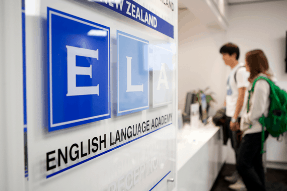 estudantes em balcão de atendimento de escola de idiomas na Nova Zelândia