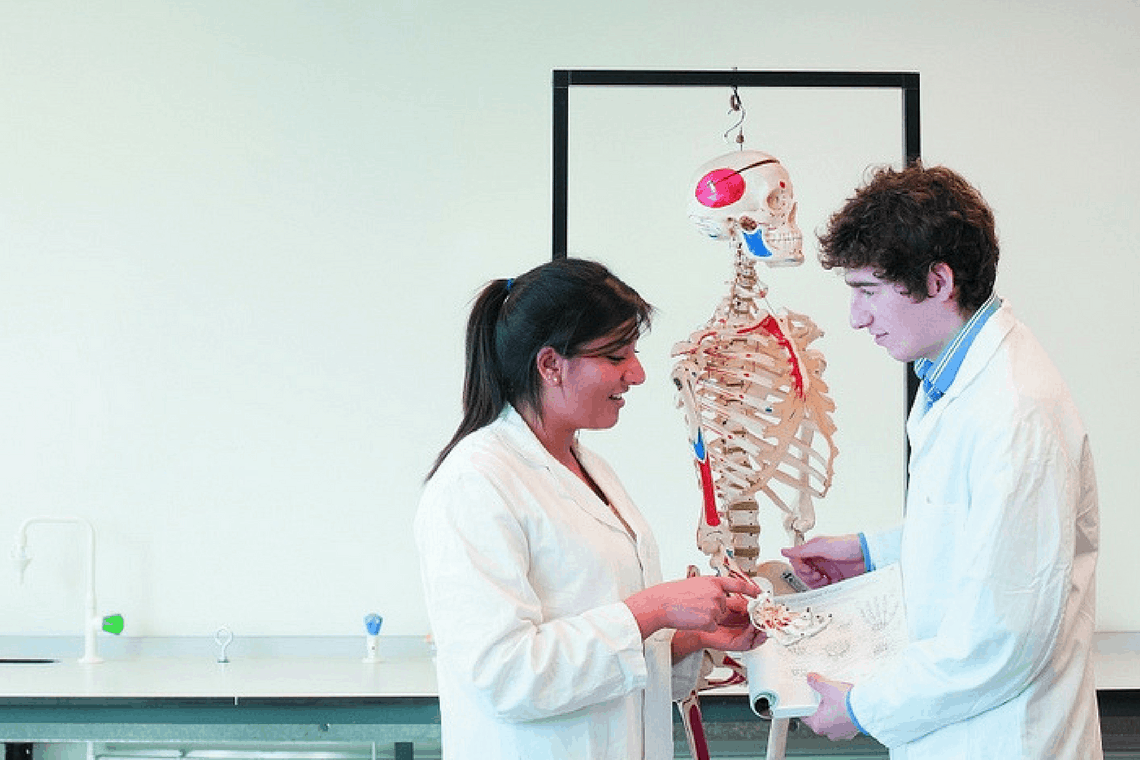 jovens que optaram por estudar medicina no exterior em aula prática