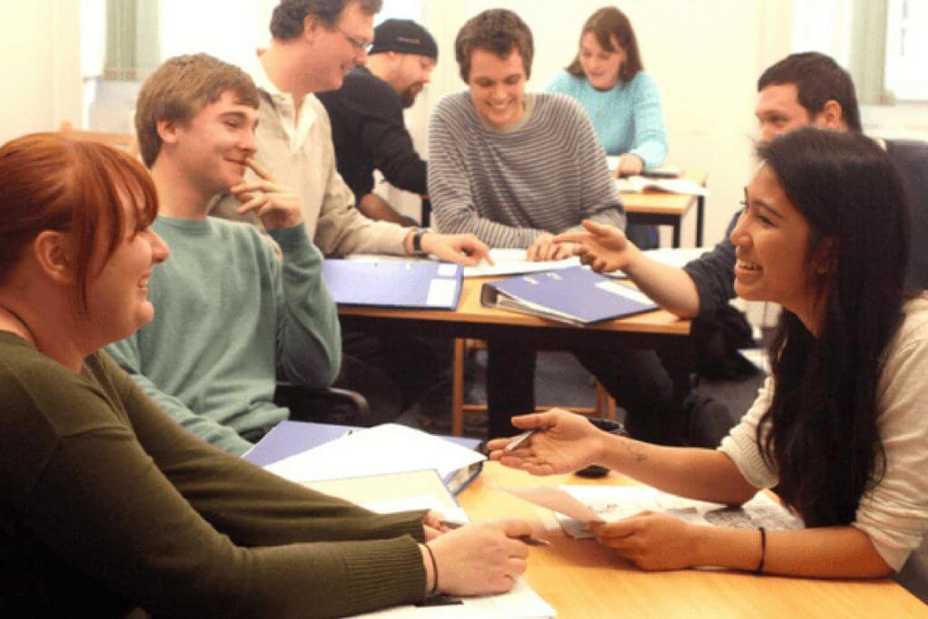 Seven Idiomas oferece curso intensivo de inglês gratuito em São Paulo